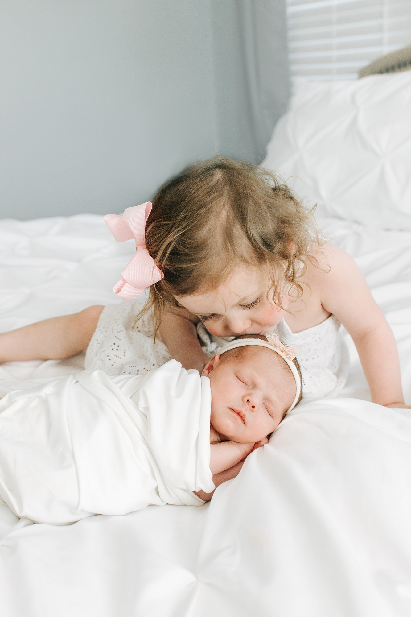 sibling photo Houston newborn photographer in home session